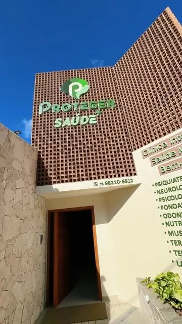 Fachada de cobogó com o letreiro da Proteger Saúde