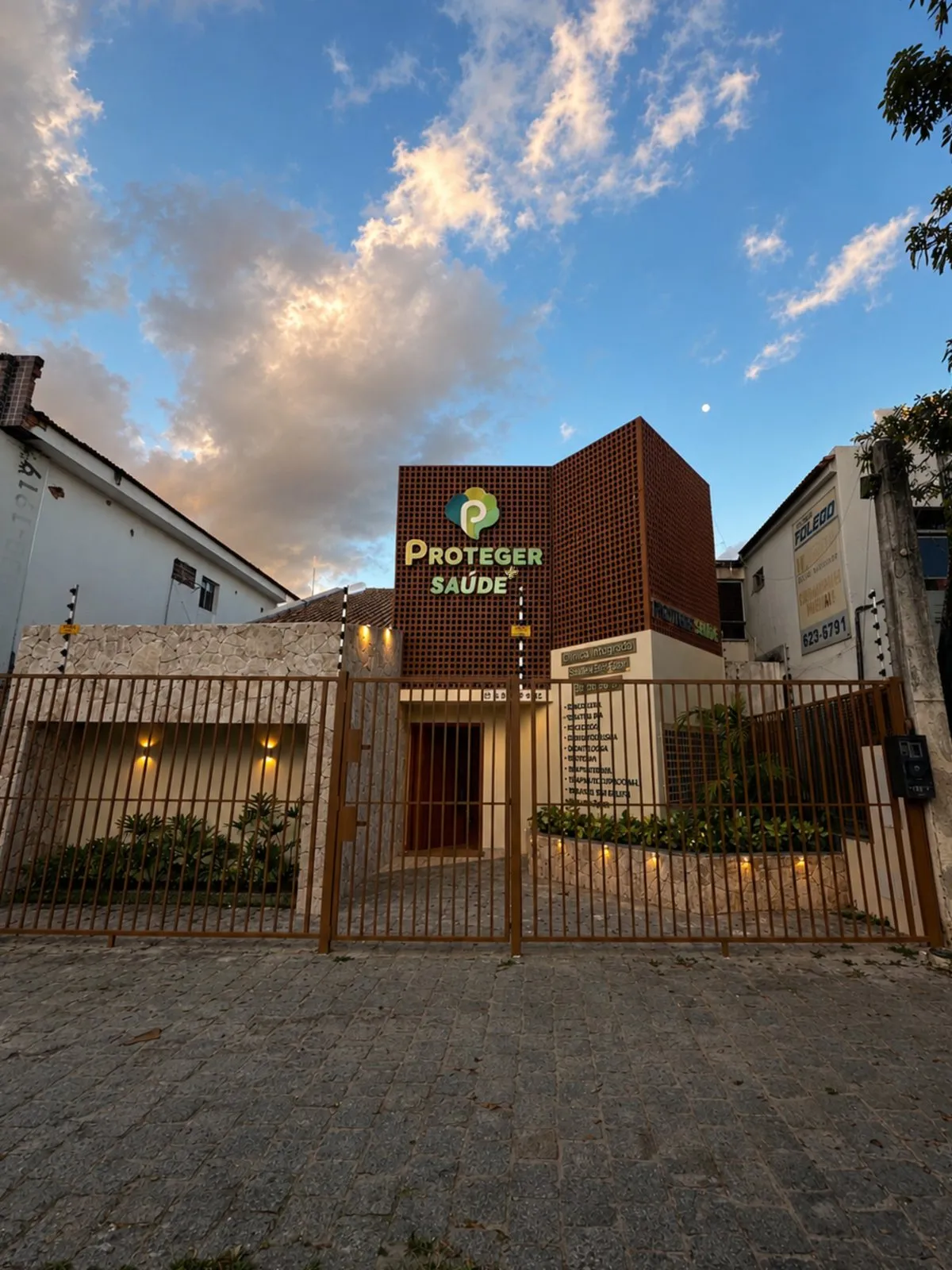 Fachada de cobogó da Clínica Proteger Saúde, na Rua Aristídes Novis, Centro de Feira de Santana